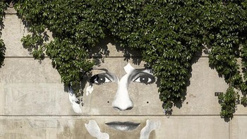 Tanaman yang merambat seolah jadi rambut wanita yang dilukis itu. Foto: Imgur