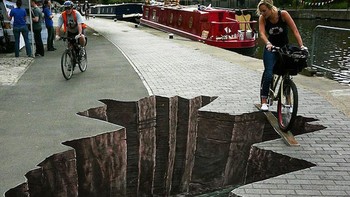 Lukisan 3D membuat seperti ada lubang menganga di jalanan. Foto: Imgur