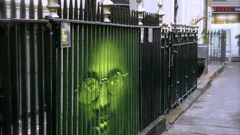 Pagar ini menampakkan wajah orang dengan sudut tertentu. Foto: Imgur