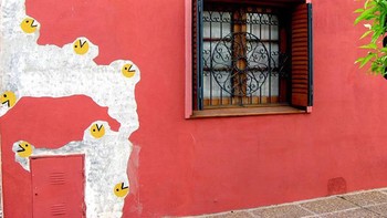 Pac Man seolah mengelupas cat tembok. Foto: imgur