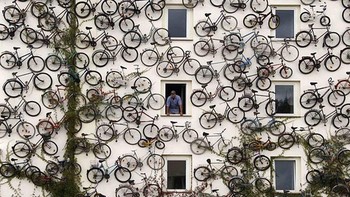 Puluhan sepeda yang dijadikan pajangan pada tembok gedung. Foto: imgur