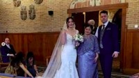 Dalam pernikahannya ini, ibunda Gracia Indri, Nevos Setyaningrum, juga terlihat hadir. Sedangkan teman-teman Gracia Indri di Indonesia menyaksikan pemberkatan melalui zoom. Foto: dok. Instagram Reyza Carlos