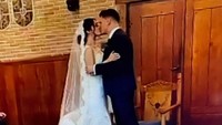 Gracia Indri dan Jeffrey melakukan ciuman sebagai simbol keduanya resmi menjadi sepasang suami dan istri. Foto: dok. Instagram Story Gracia Indri
