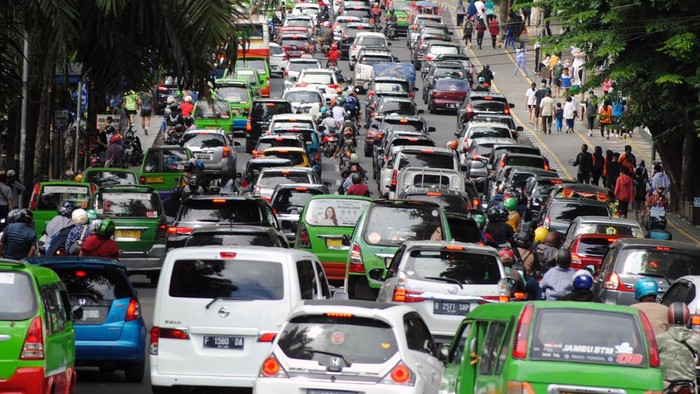 Pemerintah akan memberlakukan PPKM level 3 se-Indonesia selama masa libur Natal dan tahun baru 2022. Hal itu dilakukan guna antisipasi lonjakan kasus COVID-19.