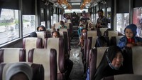 Guna menekan mobilitas warga, pemerintah pun berencana melakukan pengetatan dan pengawasan di segala sektor untuk mencegah lonjakan kasus di masa libur Natal 2020 dan Tahun Baru 2021 (Nataru) itu. Termasuk, soal perjalanan antarkota. Menteri Koordinator Pembangunan Manusia dan Kebudayaan Muhadjir Effendy mengimbau agar masyarakat sebisa mungkin tidak bepergian jika tak ada urusan mendesak di libur Nataru 2021 itu. Andai harus bepergian maka masyarakat wajib mengantongi sertifikat vaksin dan hasil tes COVID-19. ANTARA FOTO/RAISAN AL FARISI.