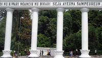 Sementara itu, untuk ibadah Natal, kunjungan wisata, pusat perbelanjaan menyesuaikan kebijakan PPKM level 3. ANTARA FOTO/ARIF FIRMANSYAH.