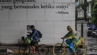 Pemerintah juga telah membuat kebijakan larangan untuk mengambil cuti dengan memanfaatkan momentum hari libur nasional bagi aparatur sipil negara (ASN), TNI-Polri, dan Karyawan Swasta. Serta memperketat penerapan prokes dan 3T (tracing, tracking, treatment), dan mengebut vaksinasi sampai akhir Desember 2021. ANTARA FOTO/RAISAN AL FARISI.