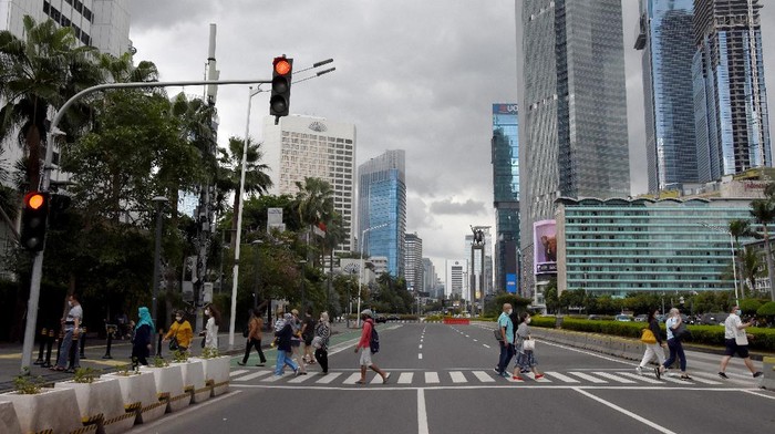 Ini Hal yang Dilarang Bila RI Terapkan PPKM Level 3 Saat Nataru Pemerintah akan memberlakukan PPKM level 3 se-Indonesia selama masa libur Natal dan tahun baru 2022. Hal itu dilakukan guna antisipasi lonjakan kasus COVID-19.
