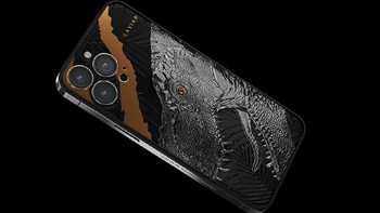 Selain gigi T-rex, iPhone 13 Pro ini juga dihiasi dengan ukiran kepala dinosaurus dalam bentuk 3D yang terbuat dari titanium dengan lapisan PVD hitam. Foto: dok. Caviar