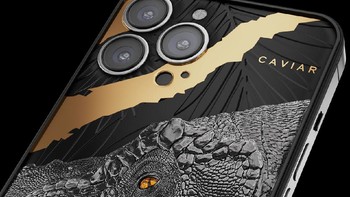 Sementara mata ukiran dinosaurus itu terbuat dari batu amber yang merupakan getah yang telah menjadi fosil. Foto: dok. Caviar