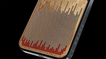 Sesuai namanya, ponsel ini dihiasi dengan 1.024 butir berlian dan 128 butir batu rubi di bagian belakangnya. Angka 1.024 dipilih untuk melambangkan kapasitas memori internal iPhone 13 yang mencapai 1TB. Foto: dok. Caviar