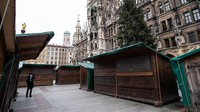 Seperti diketahui, Pasar Natal menjadi salah satu kegiatan yang kerap digelar di Jerman setiap menjelang Natal. Di pasar itu, pengunjung dapat membeli berbagai makanan hingga dekorasi untuk menyambut Natal. Namun, melonjaknya kasus COVID-19 di Jerman membuat Pasar Natal di Marienplatz, Munich, pun batal digelar. Sejumlah toko tampak tutup dan tak beroperasi.