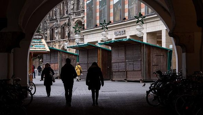 Jerman tengah hadapi kondisi darurat nasional imbas lonjakan kasus COVID-19. Pasar Natal di kawasan Munich pun tak digelar guna cegah penyebaran virus Corona.