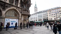 Diketahui, dalam dua minggu terakhir, jumlah kasus baru melonjak lebih dari 60%. Pada hari Jumat, Jerman mencatat 52.970 infeksi baru setiap hari. Sehari sebelumnya yakni pada Kamis (18/11) tercatat rekor lebih dari 65.000 kasus harian, rekor sejak awal pandemi. Pejabat kesehatan memperingatkan bahwa jumlahnya kemungkinan akan meningkat dua kali lipat dalam beberapa hari mendatang.