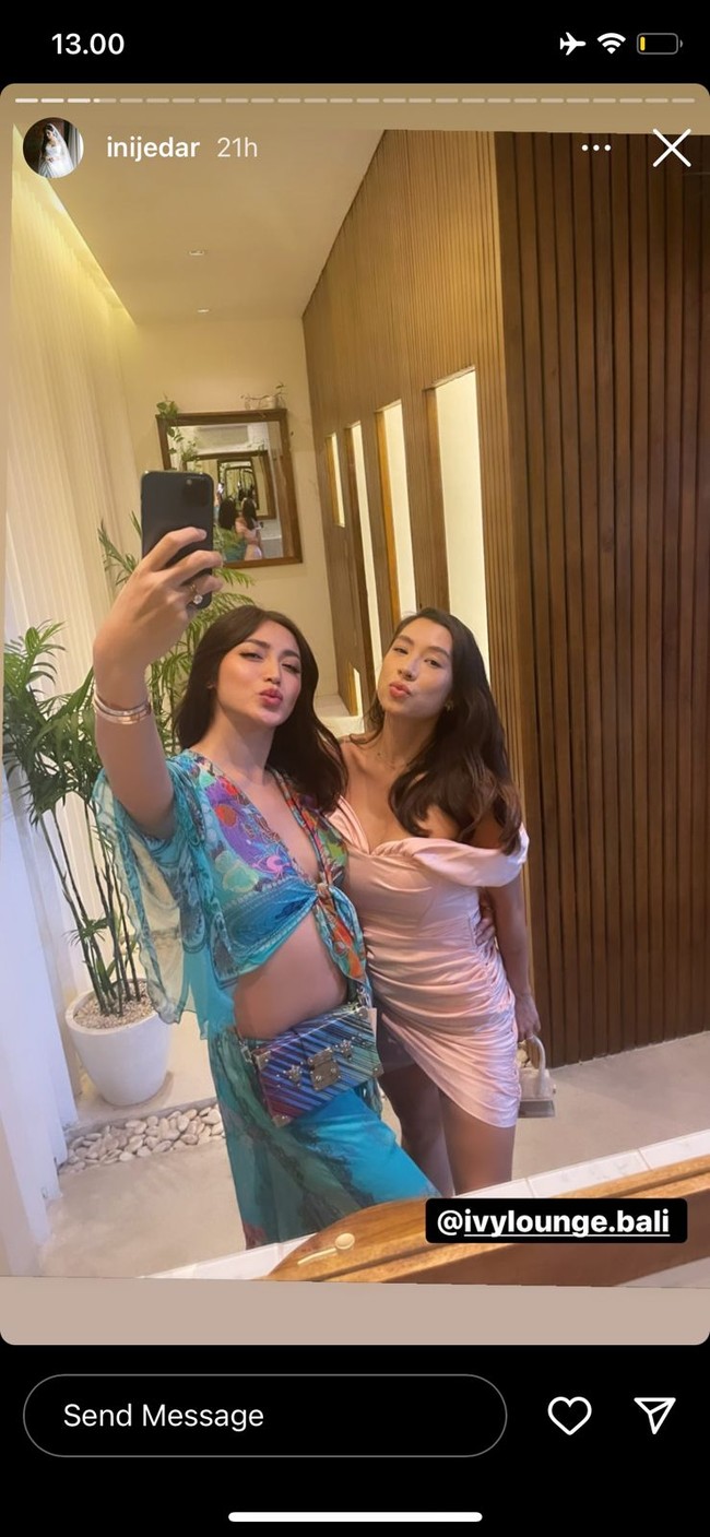 Tak lama usai menikah dengan Vincent Verhaag, Jessica Iskandar kembali membagikan kabar bahagia perihal kehamilannya. Hal itu diungkapkan Jessica melalui salah satu unggahan di Instagramnya yang memperlihatkan hasil test pack dan memberikan keterangan bahwa saat ini dirinya dan suami tengah menantikan kehadiran buah hati. Foto: Instagram/@inijedar