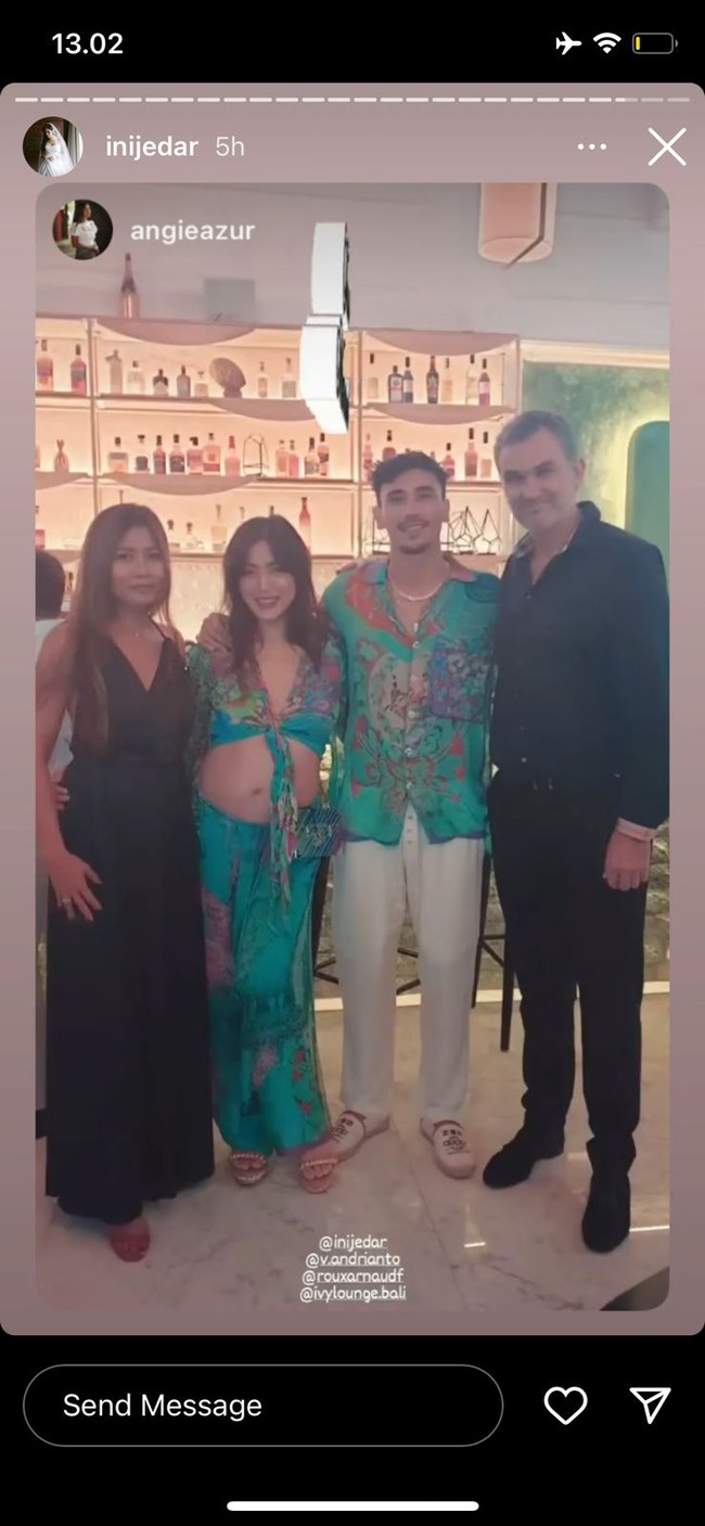 Jessica tampil mengenakan atasan crop top yang memperlihatkan dengan jelas baby bump di perutnya. Penampilannya itu dipadukan dengan rok panjang senada. Sedangkan Vincent tampak mengenakan kemeja yang senada dengan pakaian Jessica dan celana panjang putih. Foto: Instagram/@inijedar