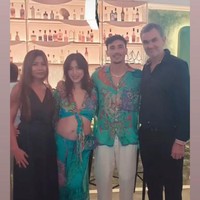 Jessica tampil mengenakan atasan crop top yang memperlihatkan dengan jelas baby bump di perutnya. Penampilannya itu dipadukan dengan rok panjang senada. Sedangkan Vincent tampak mengenakan kemeja yang senada dengan pakaian Jessica dan celana panjang putih. Foto: Instagram/@inijedar