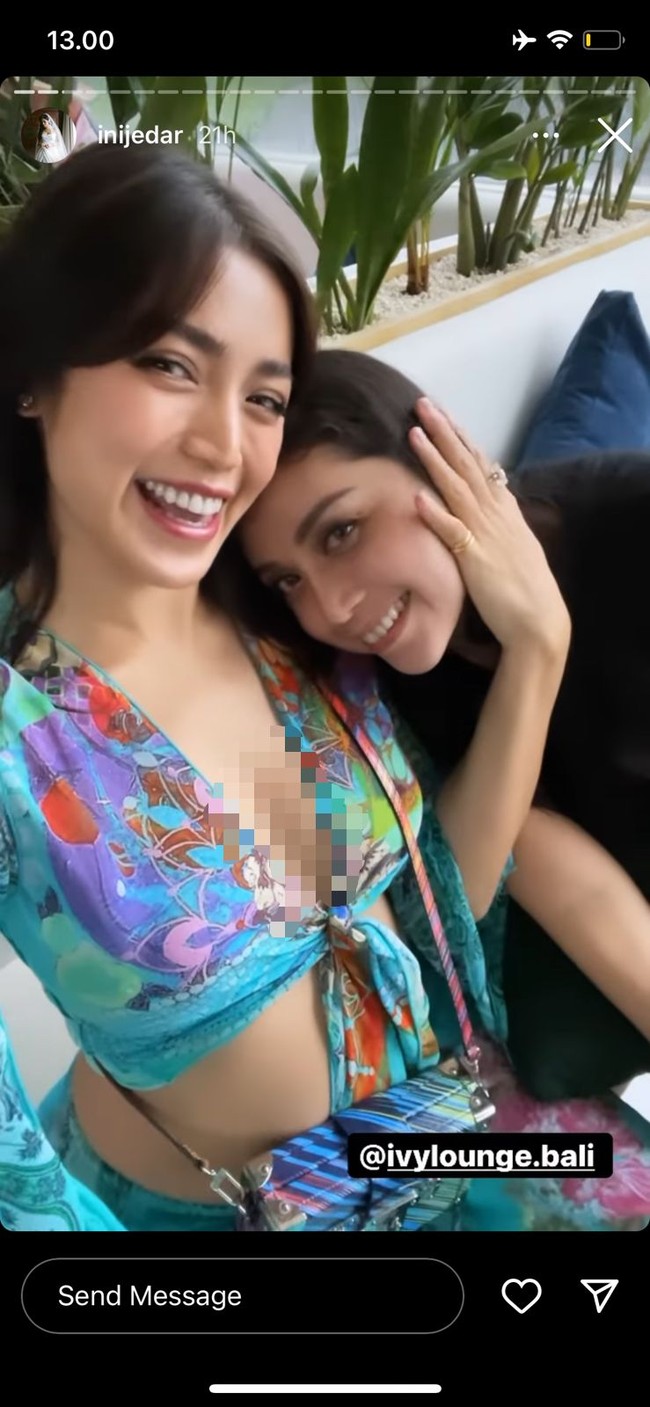 Dalam unggahan terbaru Jessica Iskandar di Instagram Storynya terlihat baby bump di perut Jessica yang sudah mulai tampak. Walaupun baby bump di perutnya itu masih belum terlalu besar, namun berhasil mencuri atensi dan membuat salah fokus. Foto: Instagram/@inijedar