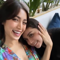 Dalam unggahan terbaru Jessica Iskandar di Instagram Storynya terlihat baby bump di perut Jessica yang sudah mulai tampak. Walaupun baby bump di perutnya itu masih belum terlalu besar, namun berhasil mencuri atensi dan membuat salah fokus. Foto: Instagram/@inijedar