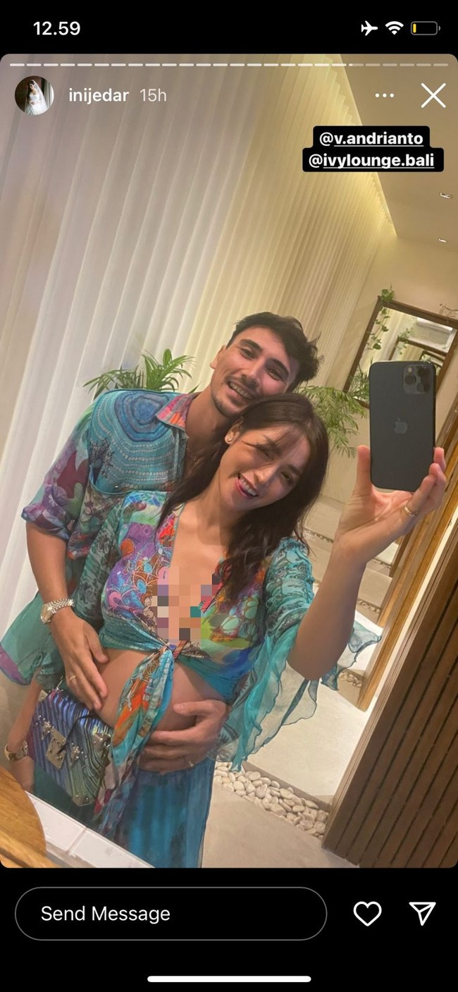 Dalam foto-foto dan video yang dibagikan terlihat Jessica dan Vincent yang tengah menghadiri sebuah acara. Keduanya terlihat kompak mengenakan busana bermotif senada. Foto: Instagram/@inijedar