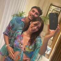 Dalam foto-foto dan video yang dibagikan terlihat Jessica dan Vincent yang tengah menghadiri sebuah acara. Keduanya terlihat kompak mengenakan busana bermotif senada. Foto: Instagram/@inijedar