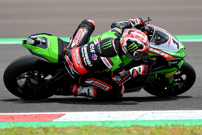 Pembalap Kawasaki Racing Team WorldSBK Jonathan Rea memacu kecepatannya saat sesi latihan bebas kedua (FP2) WSBK 2021 di Pertamina Mandalika International Street Circuit, Lombok Tengah, Nusa Tenggara Barat, Jumat (19/11/2021). ANTARA FOTO/Andika Wahyu/wsj.