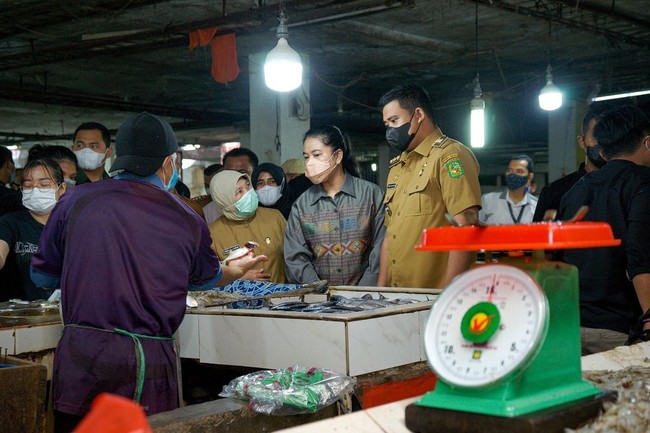 Kahiyang Ayu pernah mengunggah foto momen dirinya menyambangi penjual ikan segar di sebuah pasar tradisional. Tampak sang suami, Wali Kota Medan Bobby Nasution, juga ikut bersamanya. Sementara Bobby berseragam dinas, Kahiyang Ayu bersolek dengan busana yang lebih santai. Tetap dengan kemeja, tapi berpotongan longgar seperti busana rumahan. Foto: Instagram @ayanggkahiyang