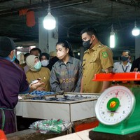 Kahiyang Ayu pernah mengunggah foto momen dirinya menyambangi penjual ikan segar di sebuah pasar tradisional. Tampak sang suami, Wali Kota Medan Bobby Nasution, juga ikut bersamanya. Sementara Bobby berseragam dinas, Kahiyang Ayu bersolek dengan busana yang lebih santai. Tetap dengan kemeja, tapi berpotongan longgar seperti busana rumahan. Foto: Instagram @ayanggkahiyang