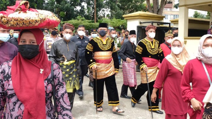 Kapolda menerima gelar adat Datuk Bandaro Alam (Dok istimewa)