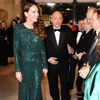 Gaya rambut Kate Middleton dari tahun ke tahun tidak banyak perubahan. Tapi kali ini, ia tampil beda dengan rambut keriting. Foto: Getty Images/WPA Pool