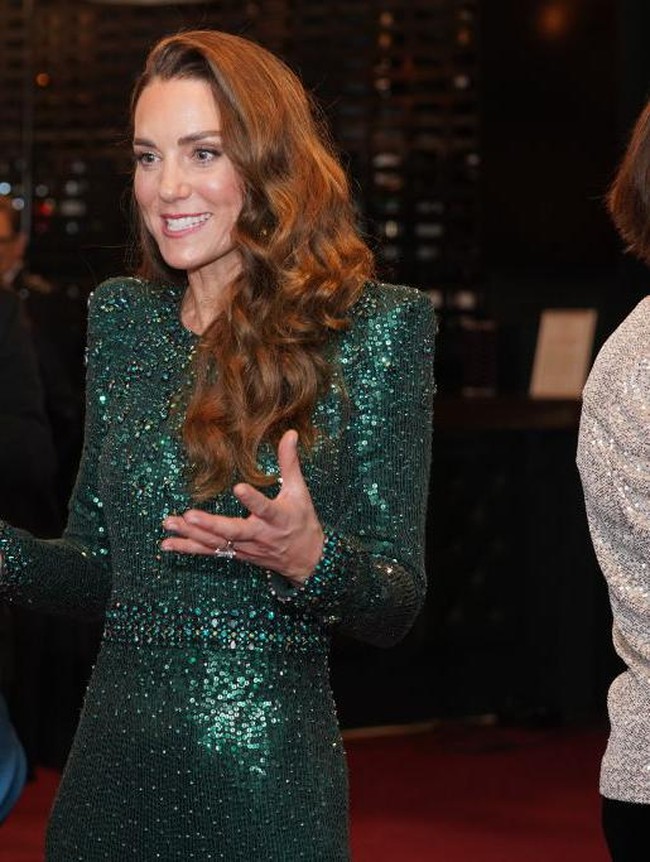 Penampilan berbedanya itu terlihat saat dia datang ke acara Royal Variety Performance pada Kamis (18/11/2021) bersama Pangeran William. Foto: Getty Images/WPA Pool