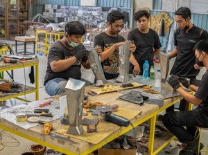 Top! Seniman Bali Buat Trofi Handmade untuk 3 Kejuaraan di Mandalika