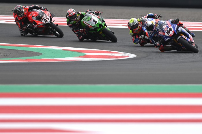 Race 1 WSBK 2021 digelar di Sirkuit Mandalika, Minggu (21/11/2021). Meski finis kedua, pebalap Toprak Razgatlioglu berhasil menjadi juara dunia WSBK 2021.