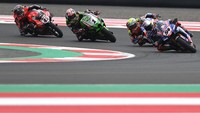 Persaingan ketat pun terlihat di antara Toprak Razgatlioglu dan Jonathan Rea. Pertarungan sengit dengan Rea dijalani oleh Toprak dalam 20 lap. ANTARA FOTO/ANDIKA WAHYU.