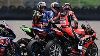 Pebalap tim Pata Yamaha With Brixx WorldSBK Toprak Razgatlioglu (tengah) mendapat ucapan selamat dari pembalap tim Kawasaki Racing WorldSBK Jonathan Rea (kiri) dan pembalap Aruba.it Racing Ducati Scott Redding usai menyelesaikan race 1 WorldSBK seri Indonesia 2021 di Pertamina Mandalika International Street Circuit, Lombok Tengah, Nusa Tenggara Barat (NTB), Minggu (21/11/2021). ANTARA FOTO/Sigid Kurniawan.