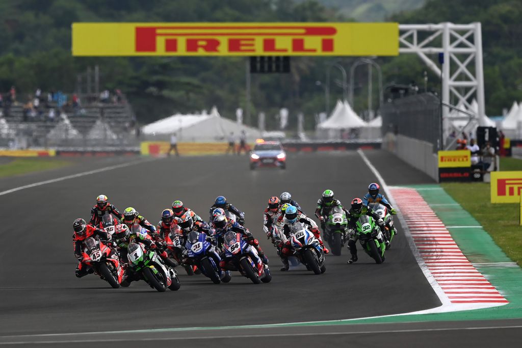 Race 1 WSBK 2021 digelar di Sirkuit Mandalika, Minggu (21/11/2021). Meski finis kedua, pebalap Toprak Razgatlioglu berhasil menjadi juara dunia WSBK 2021.