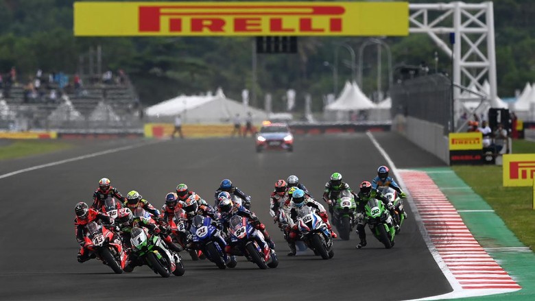 Race 1 WSBK 2021 digelar di Sirkuit Mandalika, Minggu (21/11/2021). Meski finis kedua, pebalap Toprak Razgatlioglu berhasil menjadi juara dunia WSBK 2021.