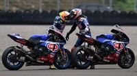 Momen pebalap tim Pata Yamaha With Brixx WorldSBK Toprak Razgatlioglu (kanan) mendapat ucapan selamat dari pembalap setimnya Andrea Locatelli setelah menyelesaikan race 1 WorldSBK seri Indonesia 2021 di Pertamina Mandalika International Street Circuit, Lombok Tengah, Nusa Tenggara Barat (NTB). ANTARA FOTO/Sigid Kurniawan