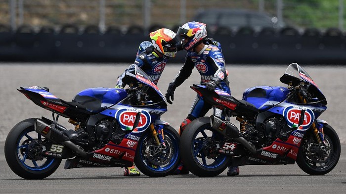 Race 1 WSBK 2021 digelar di Sirkuit Mandalika, Minggu (21/11/2021). Meski finis kedua, pebalap Toprak Razgatlioglu berhasil menjadi juara dunia WSBK 2021.
