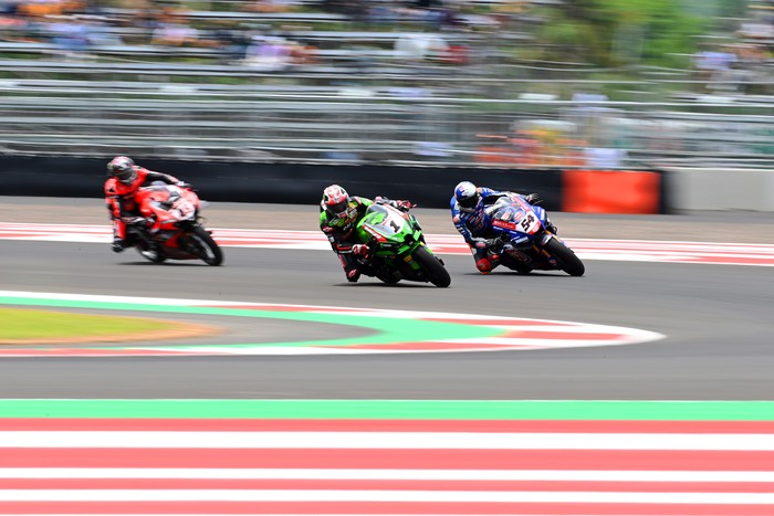 Race 1 WSBK 2021 digelar di Sirkuit Mandalika, Minggu (21/11/2021). Meski finis kedua, pebalap Toprak Razgatlioglu berhasil menjadi juara dunia WSBK 2021.