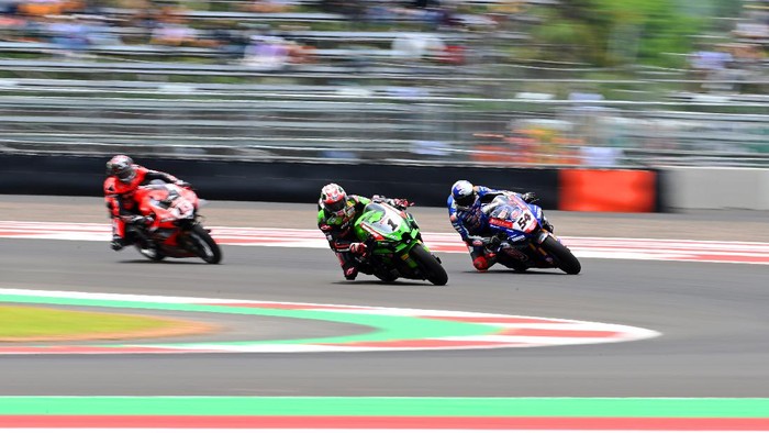 Race 1 WSBK 2021 digelar di Sirkuit Mandalika, Minggu (21/11/2021). Meski finis kedua, pebalap Toprak Razgatlioglu berhasil menjadi juara dunia WSBK 2021.