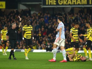 Watford Vs MU: Maguire Dikartu Merah, lalu Banting Ban Kapten