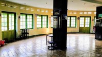Bagi warga sekitar, tempat ini sering disebut kamar bola. Istilah ini memang lazim digunakan sejak zaman Belanda. Mungkin karena salah satu sisi bangunan tampak melengkung setengah lingkaran. Seperti bola. Ada 3 bagian di bangunan ini. Yakni bagian paling depan yang tampak setengah lingkaran berfungsi sebagai aula. Dapat digunakan untuk ruang pertemuan. Lalu bagian tengah terdiri kamar-kamar. Serta bagian belakang juga terdapat beberapa ruangan.