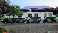 Pantauan di lokasi, pada hari-hari tertentu khususnya akhir pekan tempat ini juga sering dikunjungi wisatawan lokal maupun warga sekitar. Kendati hanya untuk sekadar berswafoto. Pun tak jarang yang datang bersama keluarga. Terutama yang memiliki anak kecil. Sebab, di halaman depan dan belakang bangunan kini disediakan taman bermain, dengan beragam wahana permainan.