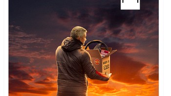 Tampak digambarkan di sini Ole mengems barang-barangnya dan pergi dari MU. Foto: Twitter