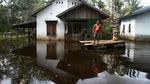 Menengok Aktivitas Warga di Sintang Saat Banjir Mulai Surut