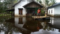 Seperti diketahui, banjir merendam kawasan Sintang, Kalbar, selama empat pekan. Kondisi itu membuat warga sulit beraktivitas karena banjir merendam rumah hingga area jalanan. Namun, kini banjir di kawasan tersebut mulai surut. ANTARA FOTO/Jessica Helena Wuysang. 