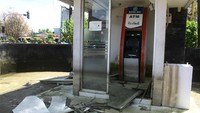 Banjir yang mulai surut membuat sejumlah kerusakan akibat banjir Sintang pun mulai terlihat. Di Jalan Lintas Melawi, tampak sebuah anjungan tunai mandiri (ATM) rusak terdampak banjir. ANTARA FOTO/Jessica Helena Wuysang.