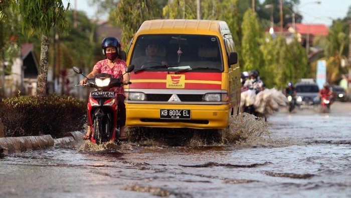 Menengok Aktivitas Warga di Sintang Saat Banjir Mulai Surut Banjir yang merendam kawasan Sintang, Kalimantan Barat, mulai surut. Tak sedikit warga yang tampak membersihkan area rumah mereka dari sisa genangan air.