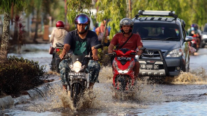 Banjir yang merendam kawasan Sintang, Kalimantan Barat, mulai surut. Tak sedikit warga yang tampak membersihkan area rumah mereka dari sisa genangan air.